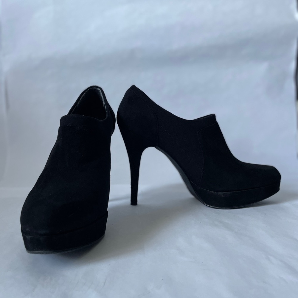 HOLDME booties, StuartWeitzman, Size 9